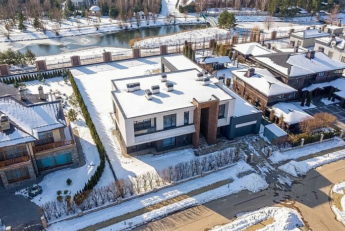 Современный дом с видом на озеро и парк