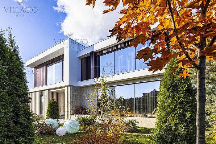 Современный дом с красивым садом 