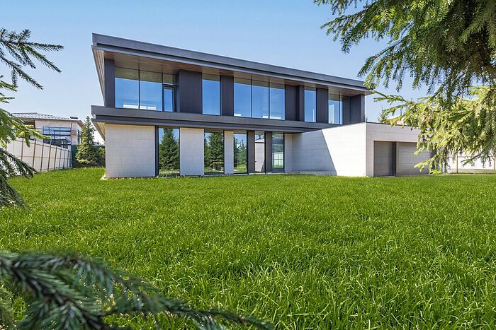 Современный панорамный дом с бассейном в Агаларов Эстейт