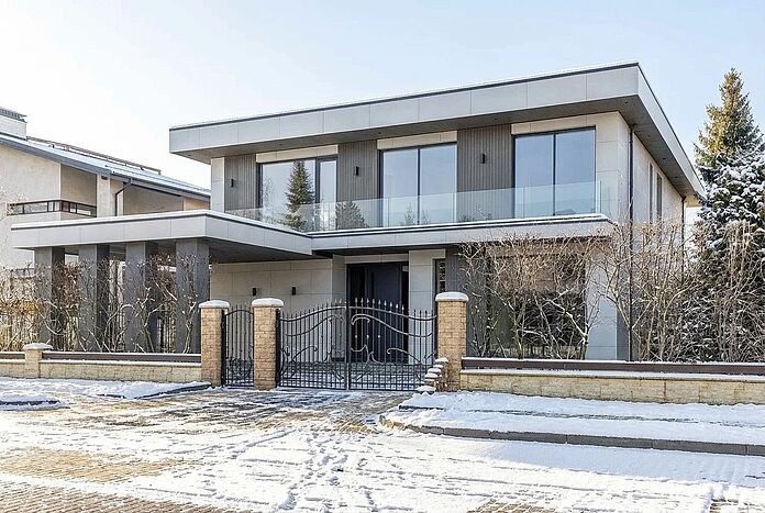 Загородный дом в застроенной части посёлка 