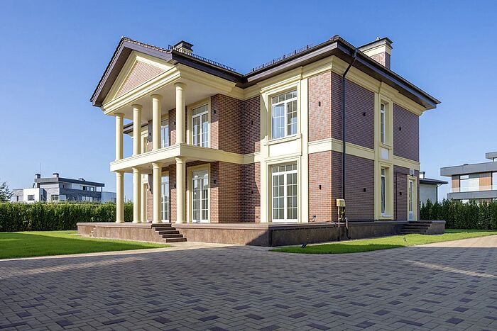 Загородный дом с бассейном в тихом месте