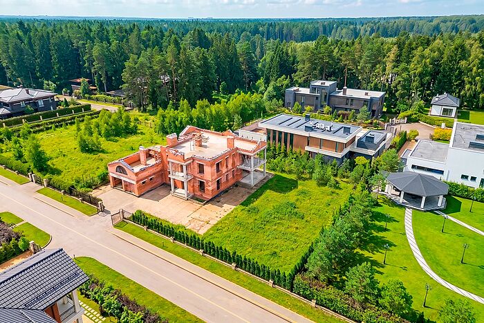 Новый кирпично-монолитный дом без отделки