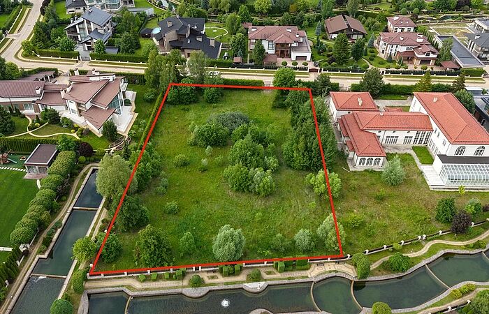 Участок рядом с каналом 