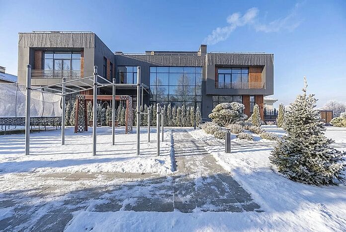 Особняк с подземной парковкой и  припарковым участком 