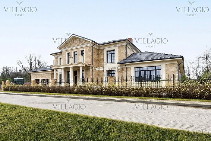 Загородный дом с бассейном 