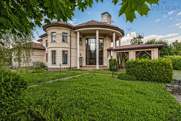 Роскошный особняк с камином и террасами для большой семьи