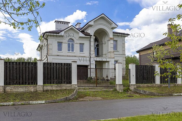 Дом рядом со сквером