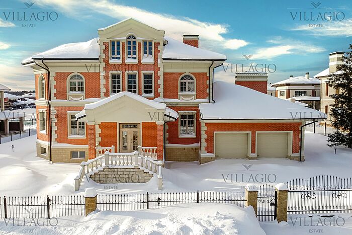 Просторная двухэтажная усадьба с бассейном