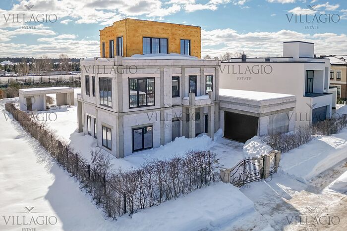 Современный дом с бассейном и шикарным видом на канал