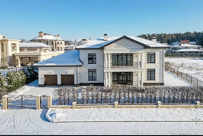 Современный дом с видом на лес