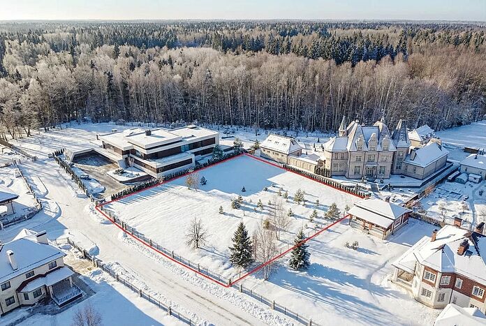 Участок рядом с лесом в центральной части Мэдисон Парк