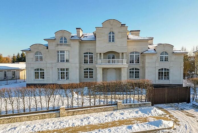 Резиденция рядом с пляжем и водным каналом