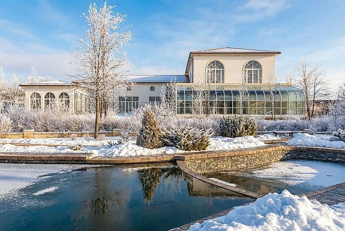 Резиденция с бассейном на берегу водного канала