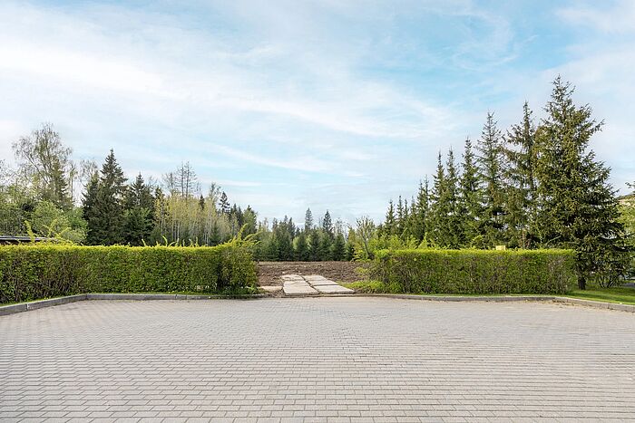 Участок у леса