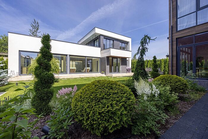 Современный дом в полностью готовой части посёлка