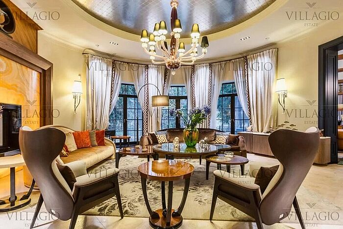 Просторный дом в классическом стиле с террасой