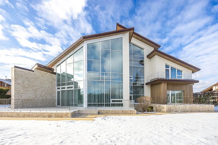 Шале с бассейном у канала