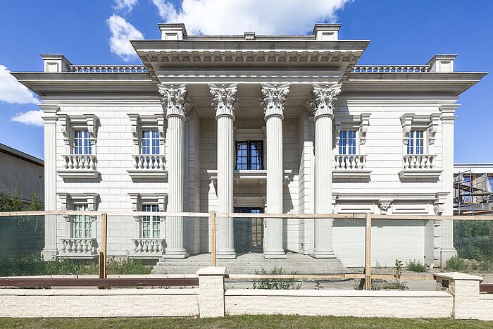 Особняк с патио в классическом стиле