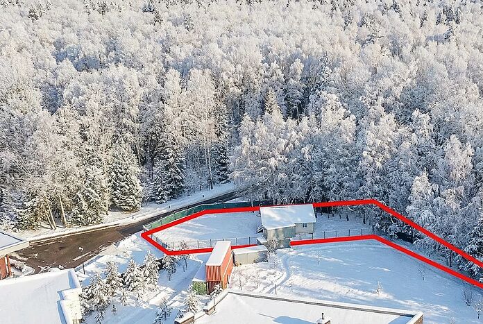 Участок рядом с лесом