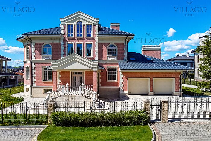 Просторная двухэтажная усадьба с бассейном