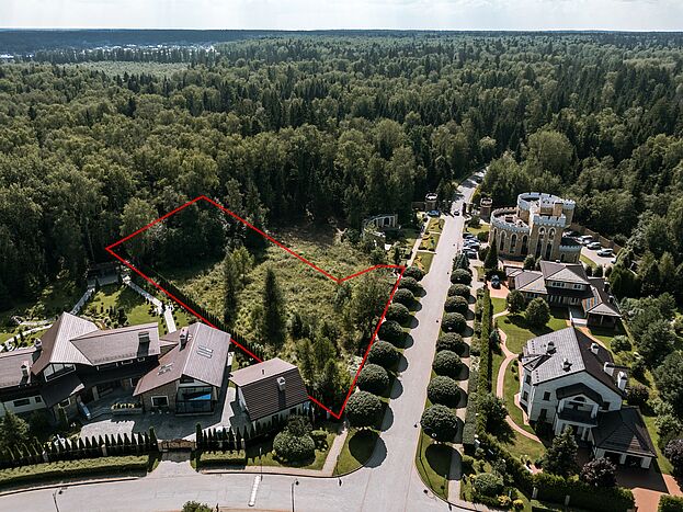 Загородный участок рядом с лесом 