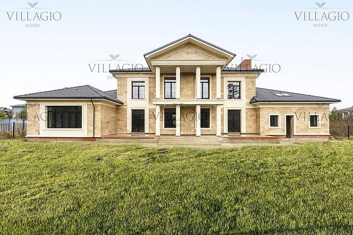 Загородный дом с бассейном 