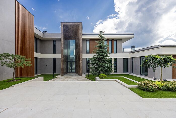 Вилла в стиле High Tech с большим участком возле леса