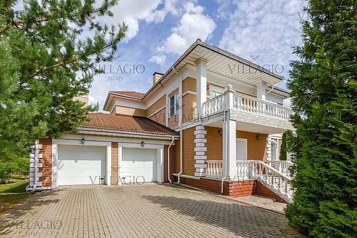 Стильный дом с большим садом 