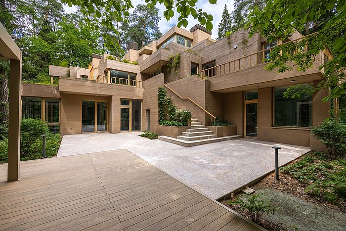 Уникальный дом с травяной кровлей в хвойном лесу 