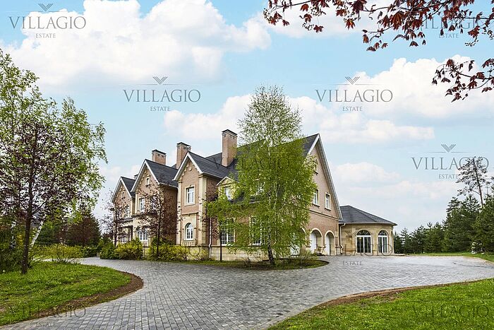 Особняк с бассейном