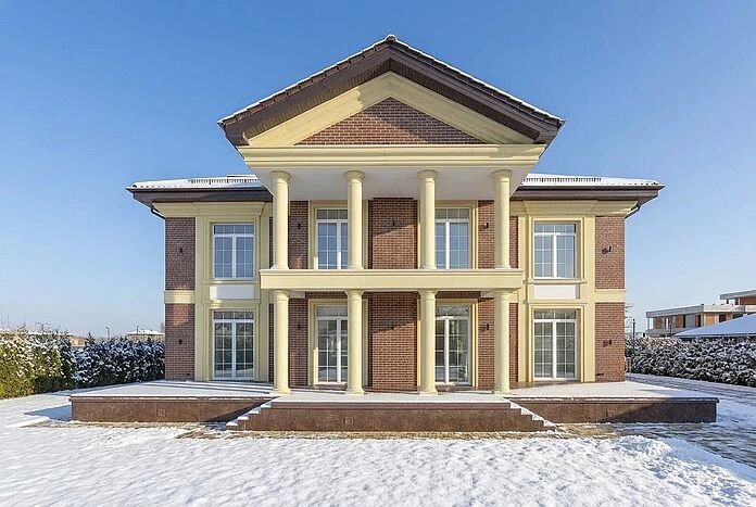 Загородный дом с бассейном в тихом месте