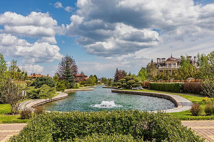 Приканальный участок с домом в шикарной локации