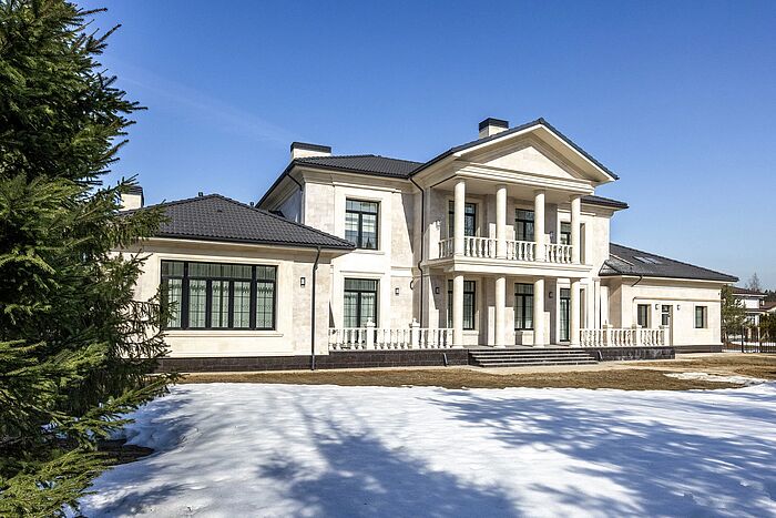 Загородный дом с бассейном 