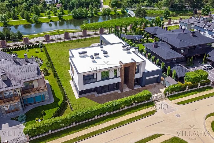 Современный дом с видом на озеро и парк