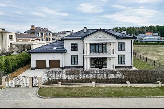 Современный дом с видом на лес