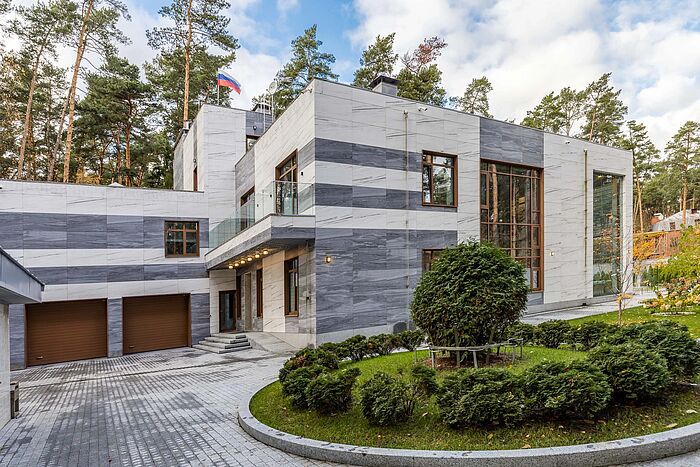 Дом с бассейном и большим участком