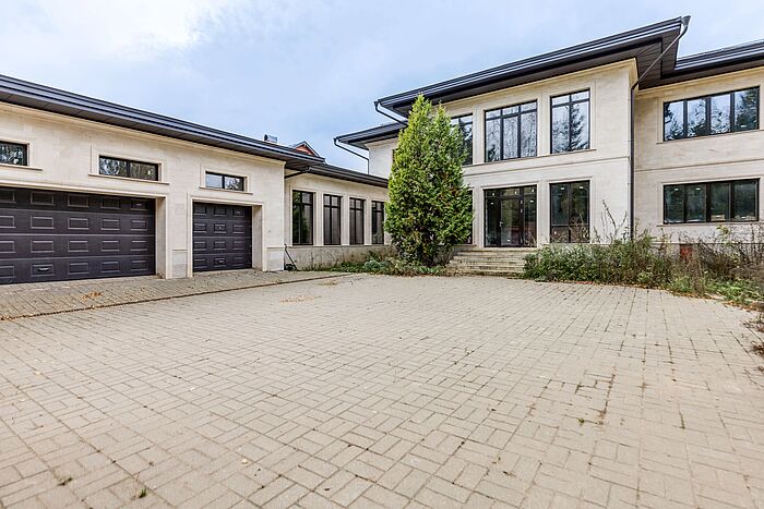 Просторный дом с бассейном