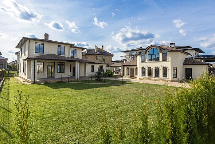 Дом в испанском стиле и гостевым домом