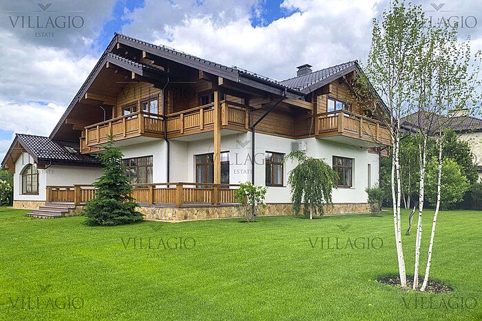 Дом в стиле Шале с видом на озеро.