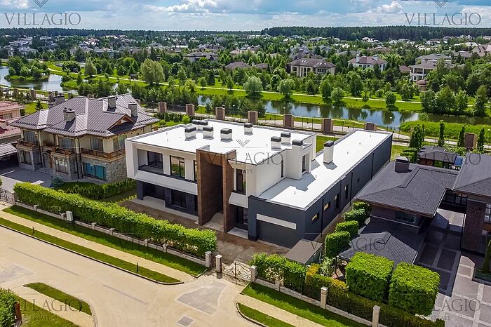 Современный дом с видом на озеро и парк