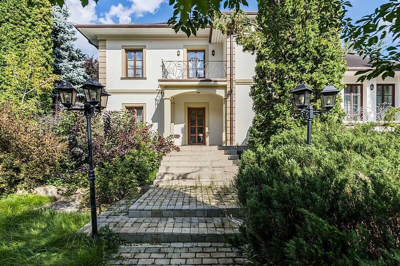 Двухэтажный загородный дом