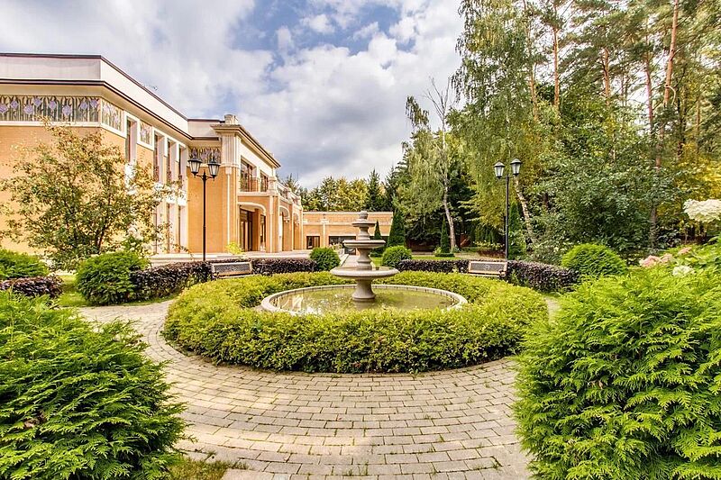 Трехэтажный особняк с крытым бассейном