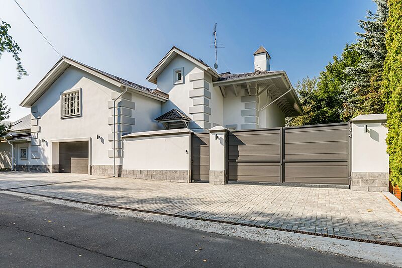 Дом «под ключ» с бассейном в посёлке 