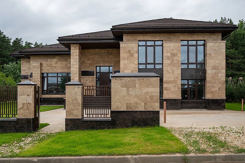 Дом с видом на сосновый многолетний лес