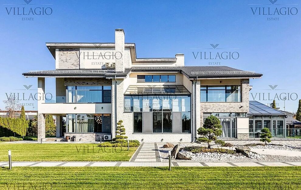 Дома с балконами 