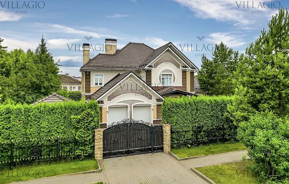 Дома с высоким, живым забором 