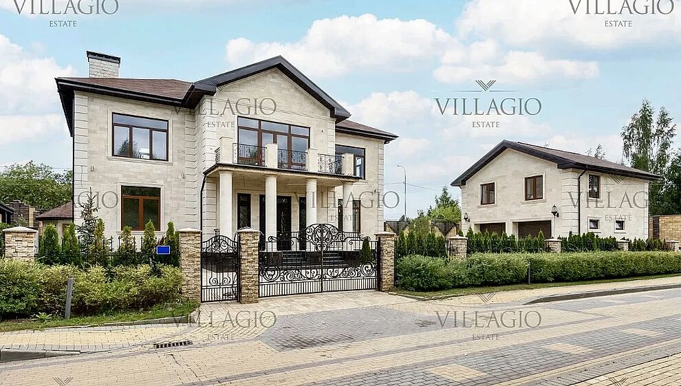 Дома с большими беседками 